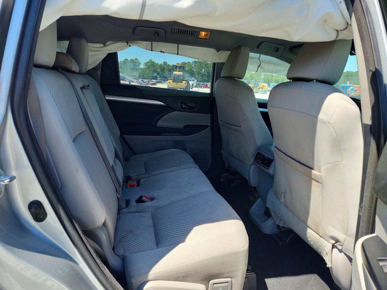 2017 TOYOTA HIGHLANDER LE photo 21