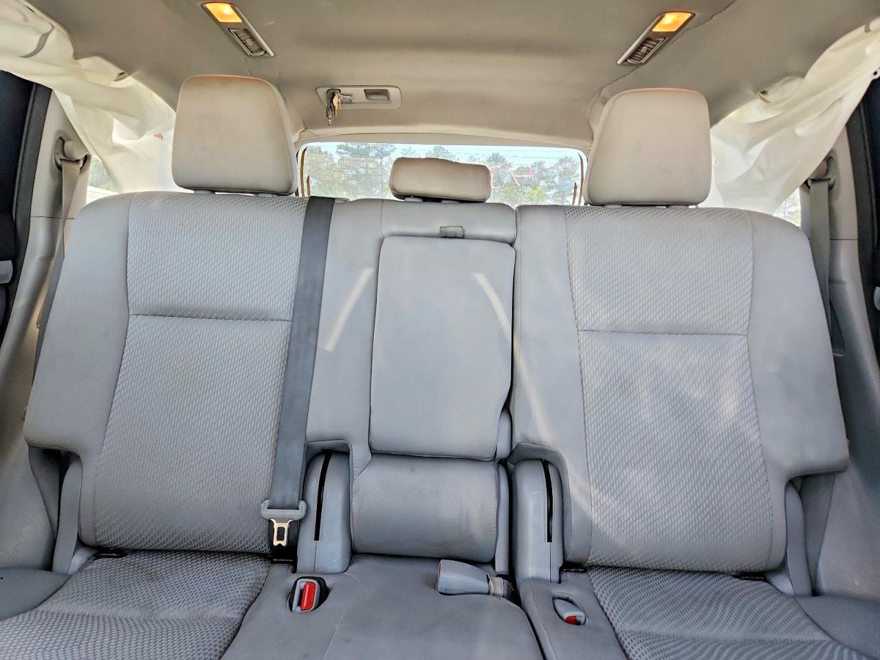 2017 TOYOTA HIGHLANDER LE photo 19