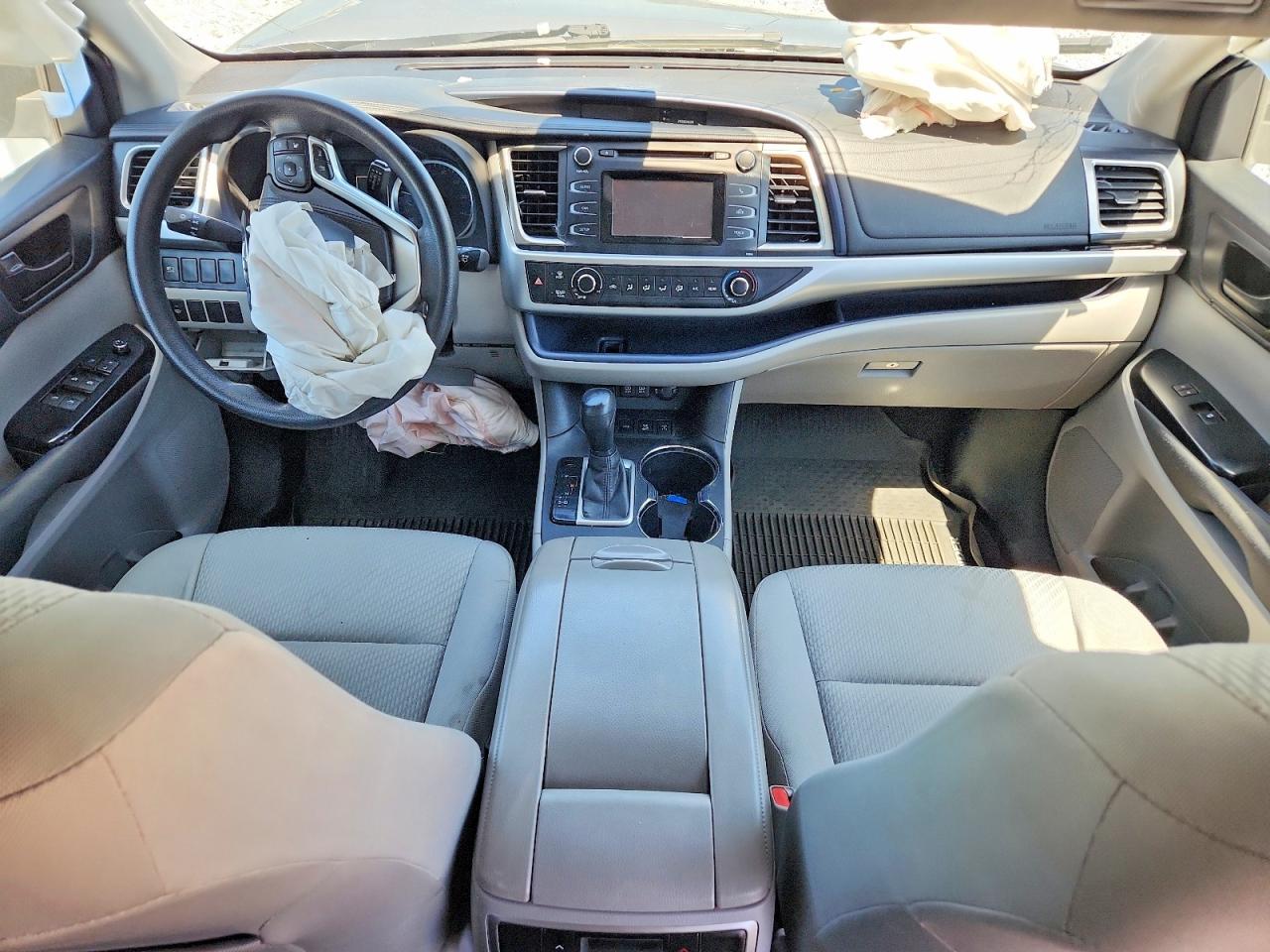 2017 TOYOTA HIGHLANDER LE photo 15