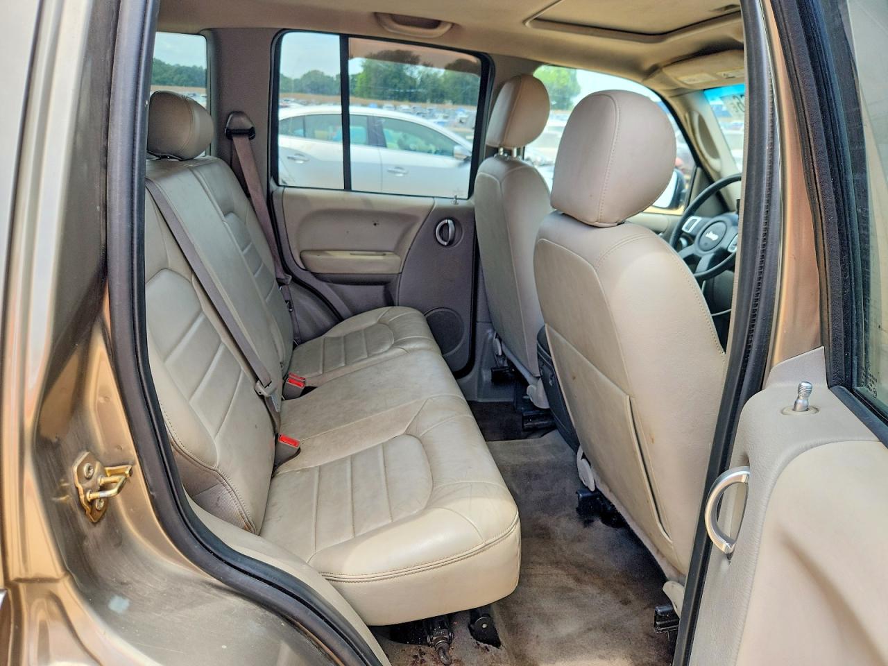 2004 JEEP LIBERTY LIMITED photo 21
