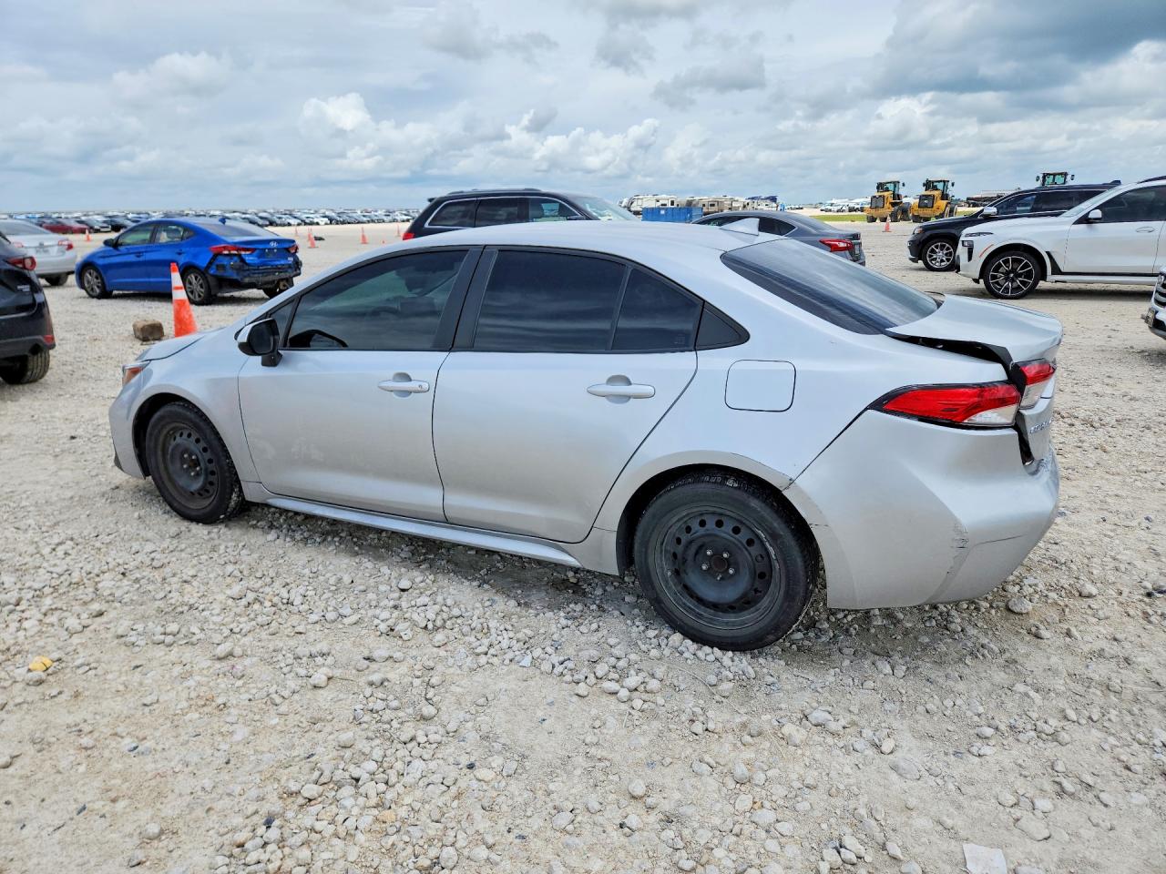 2021 TOYOTA COROLLA LE photo 3