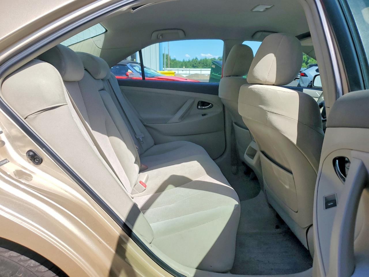 2010 TOYOTA CAMRY LE photo 28
