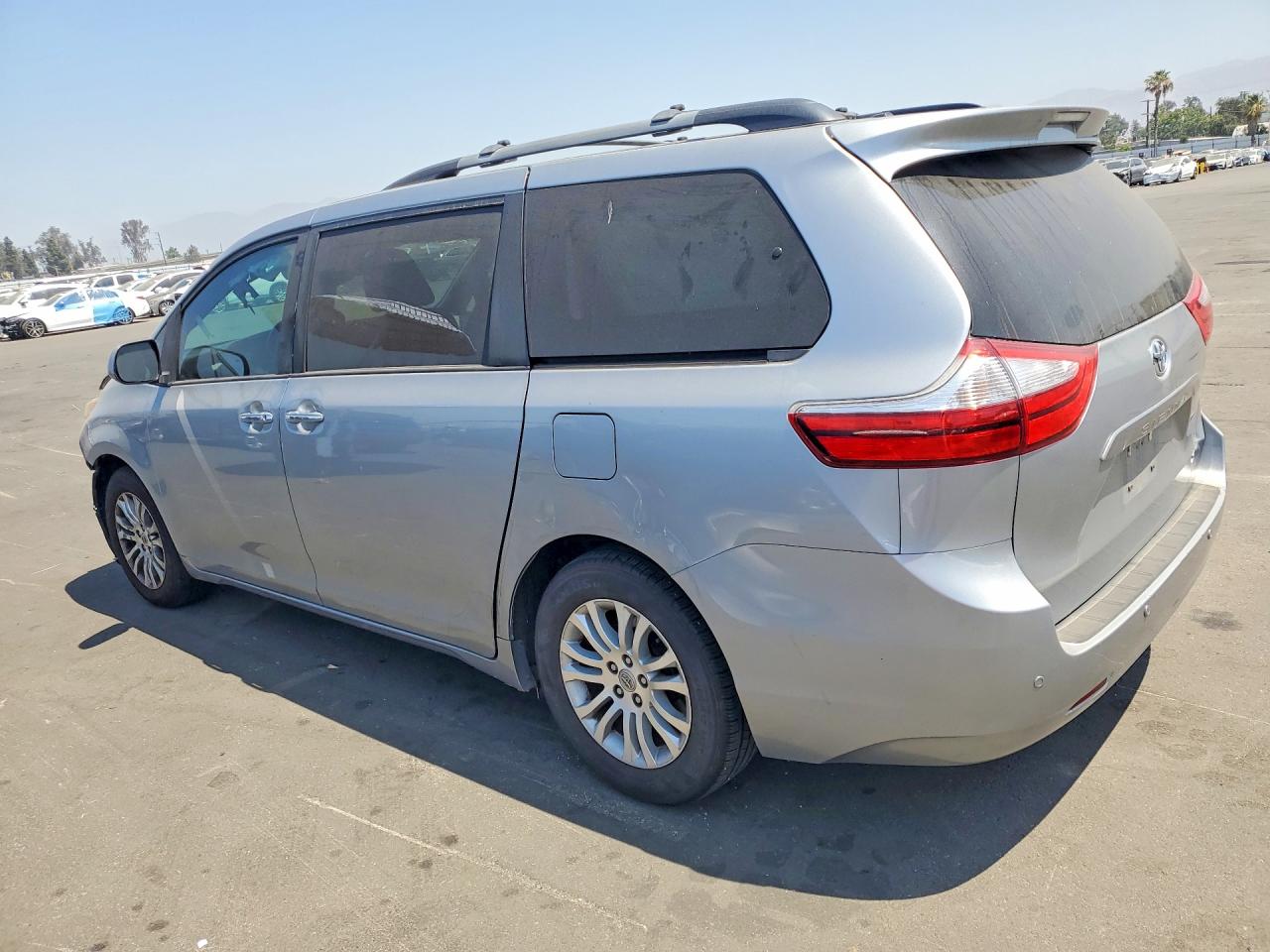2016 TOYOTA SIENNA XLE 8-PASSENGER photo 3