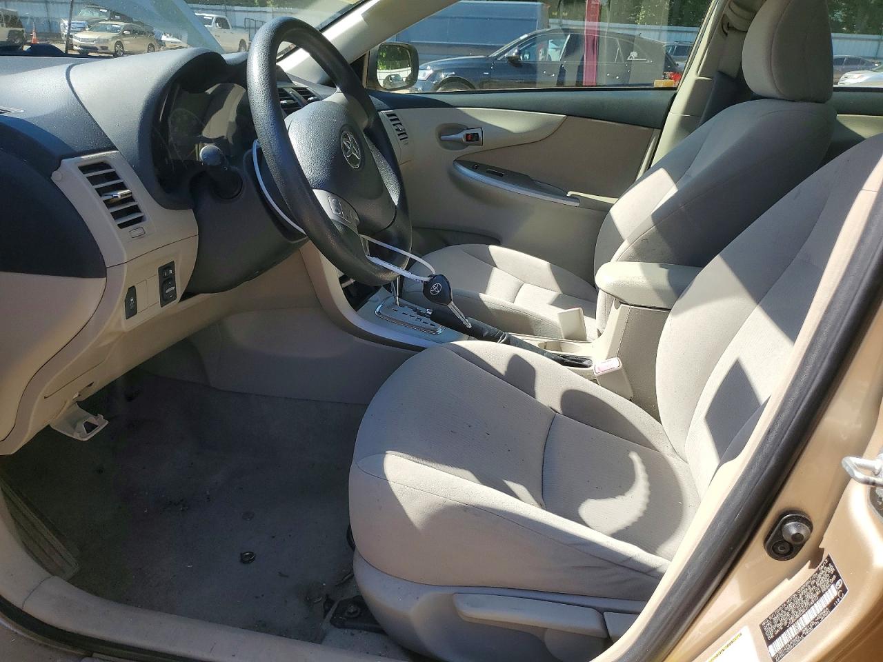 2013 TOYOTA COROLLA LE photo 7