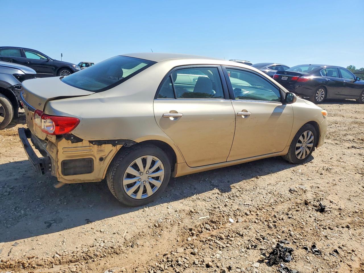 2013 TOYOTA COROLLA LE photo 3