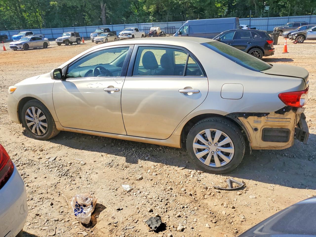 2013 TOYOTA COROLLA LE photo 2