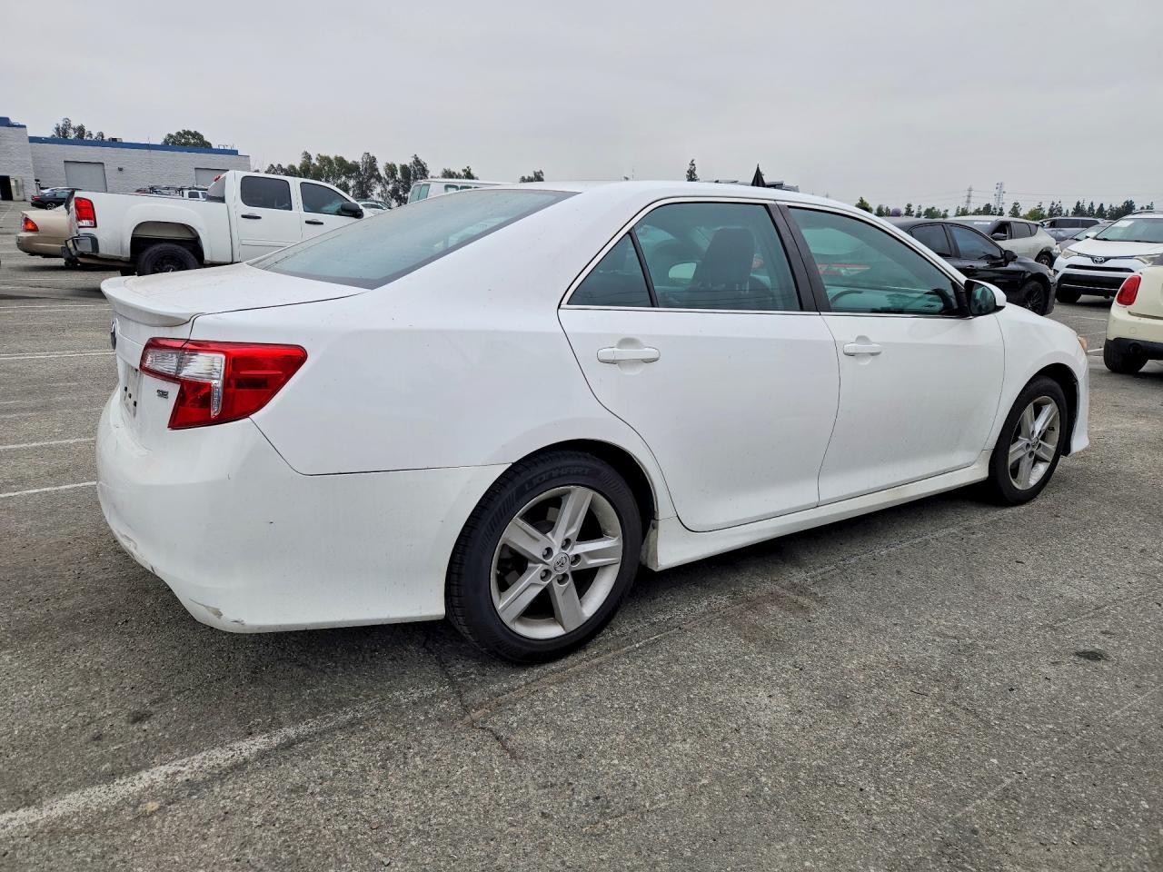 2014 TOYOTA CAMRY SE photo 3