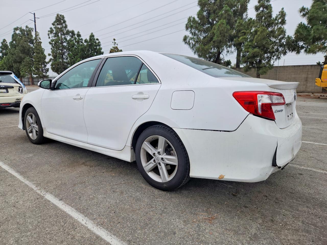 2014 TOYOTA CAMRY SE photo 2