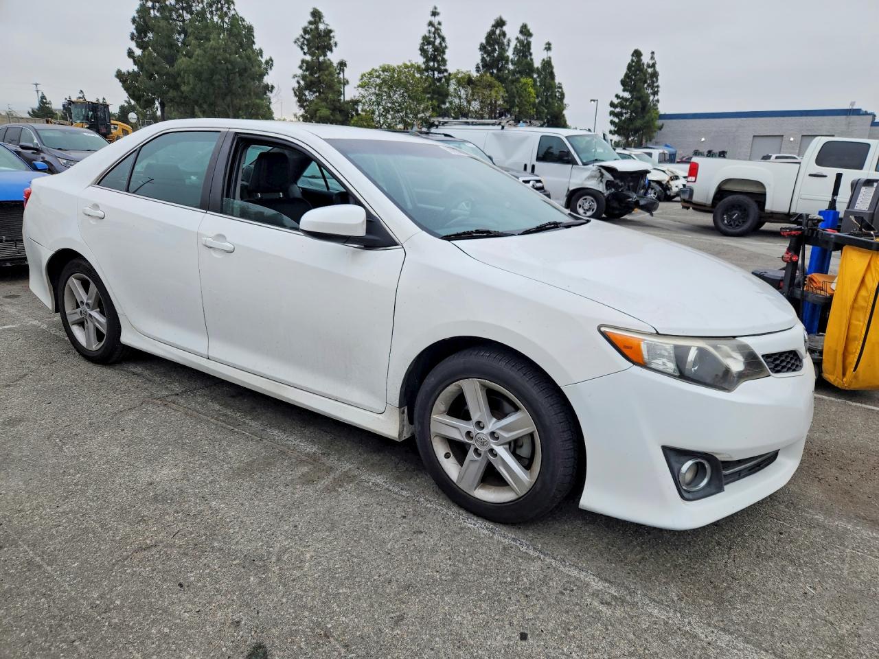 2014 TOYOTA CAMRY SE photo 4