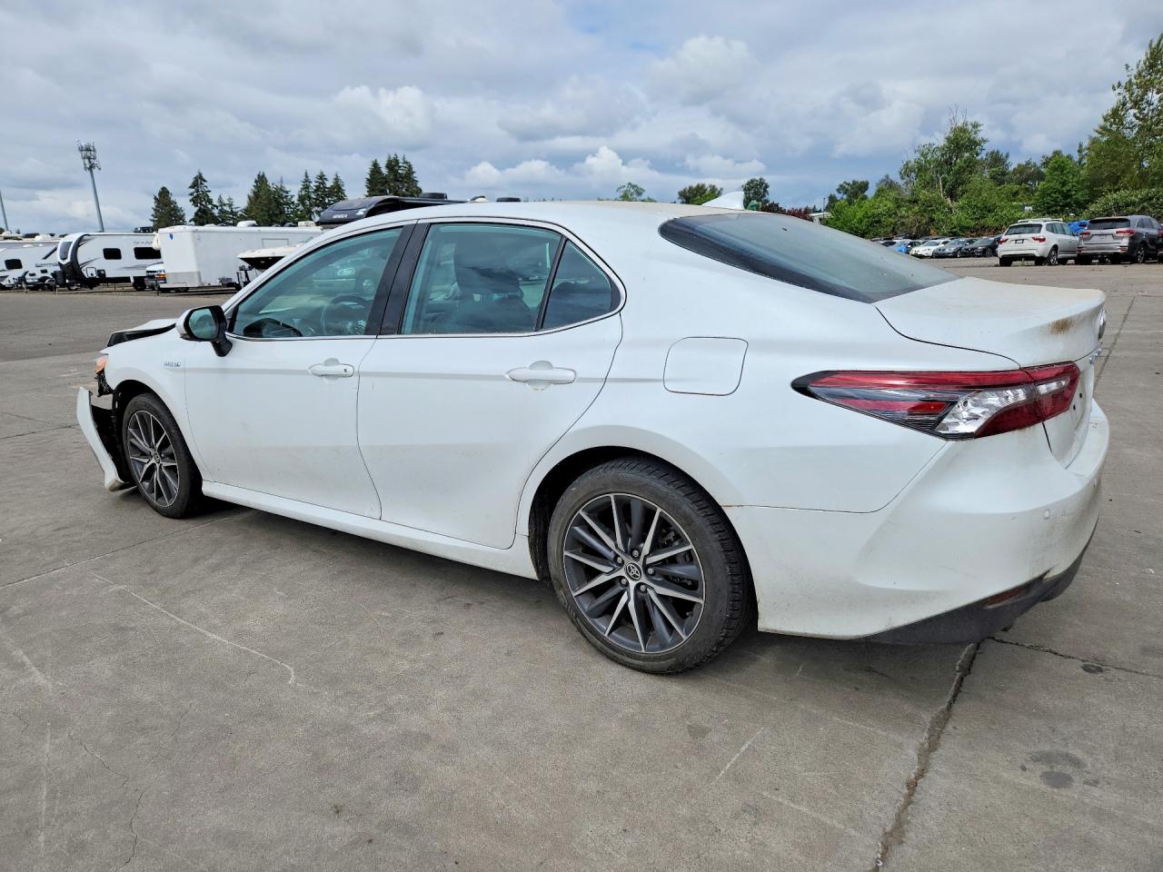 2021 TOYOTA CAMRY XLE photo 3