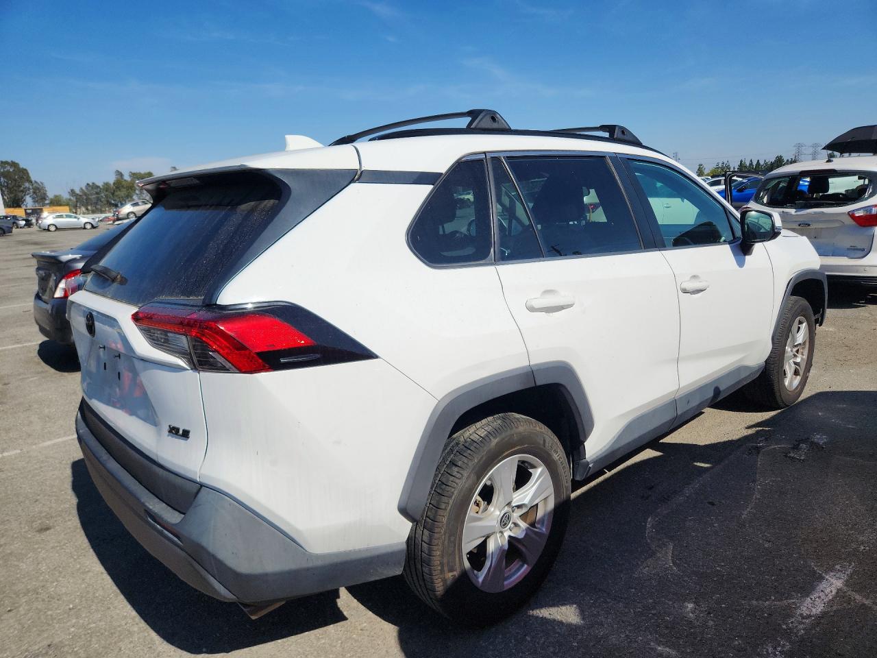 2021 TOYOTA RAV4 XLE photo 5