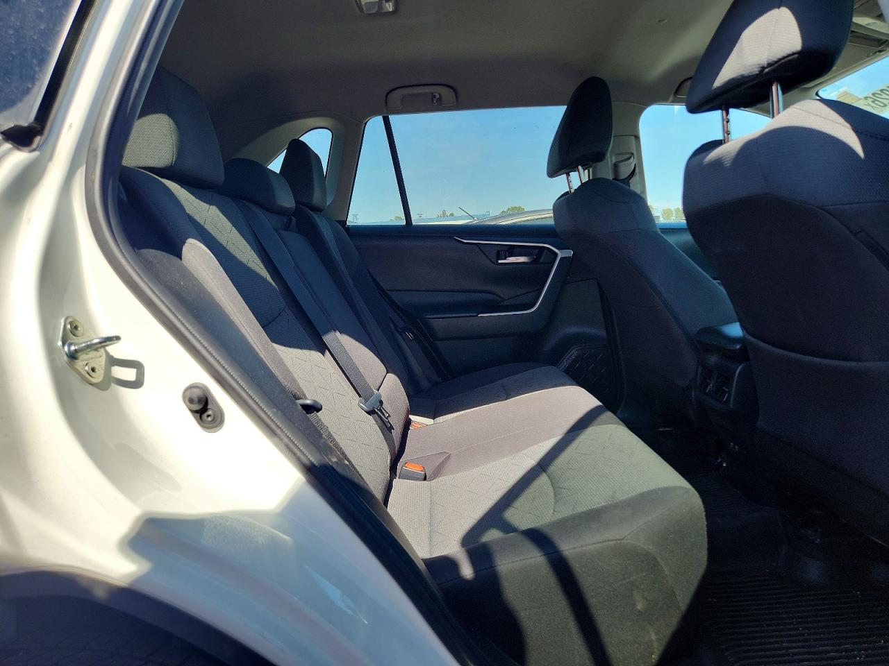 2021 TOYOTA RAV4 XLE photo 21