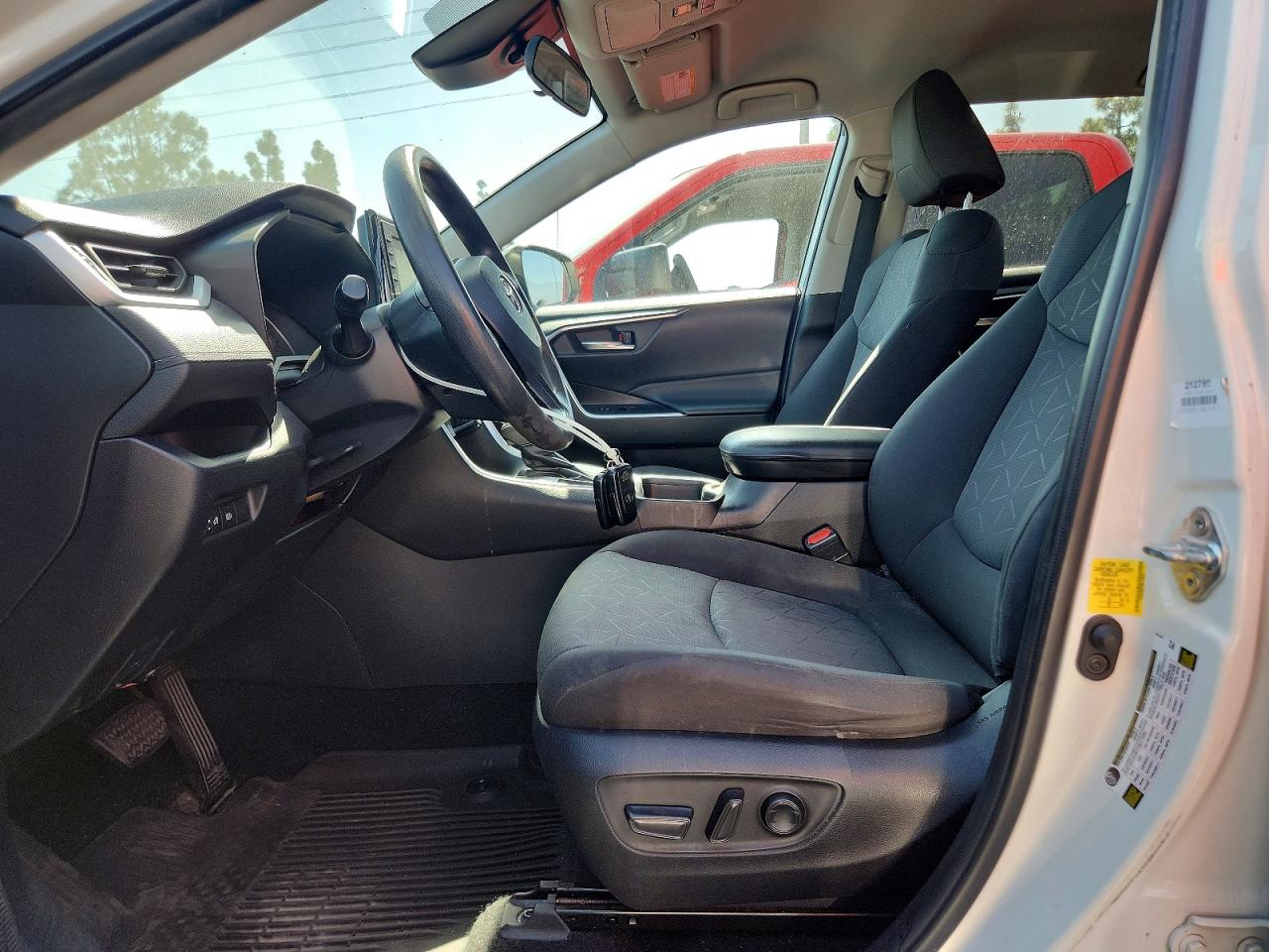 2021 TOYOTA RAV4 XLE photo 13