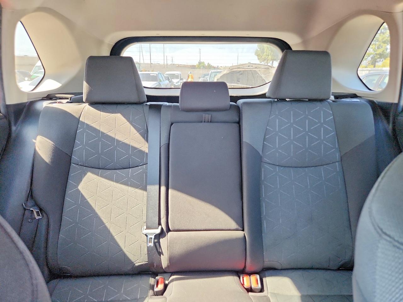 2021 TOYOTA RAV4 XLE photo 19