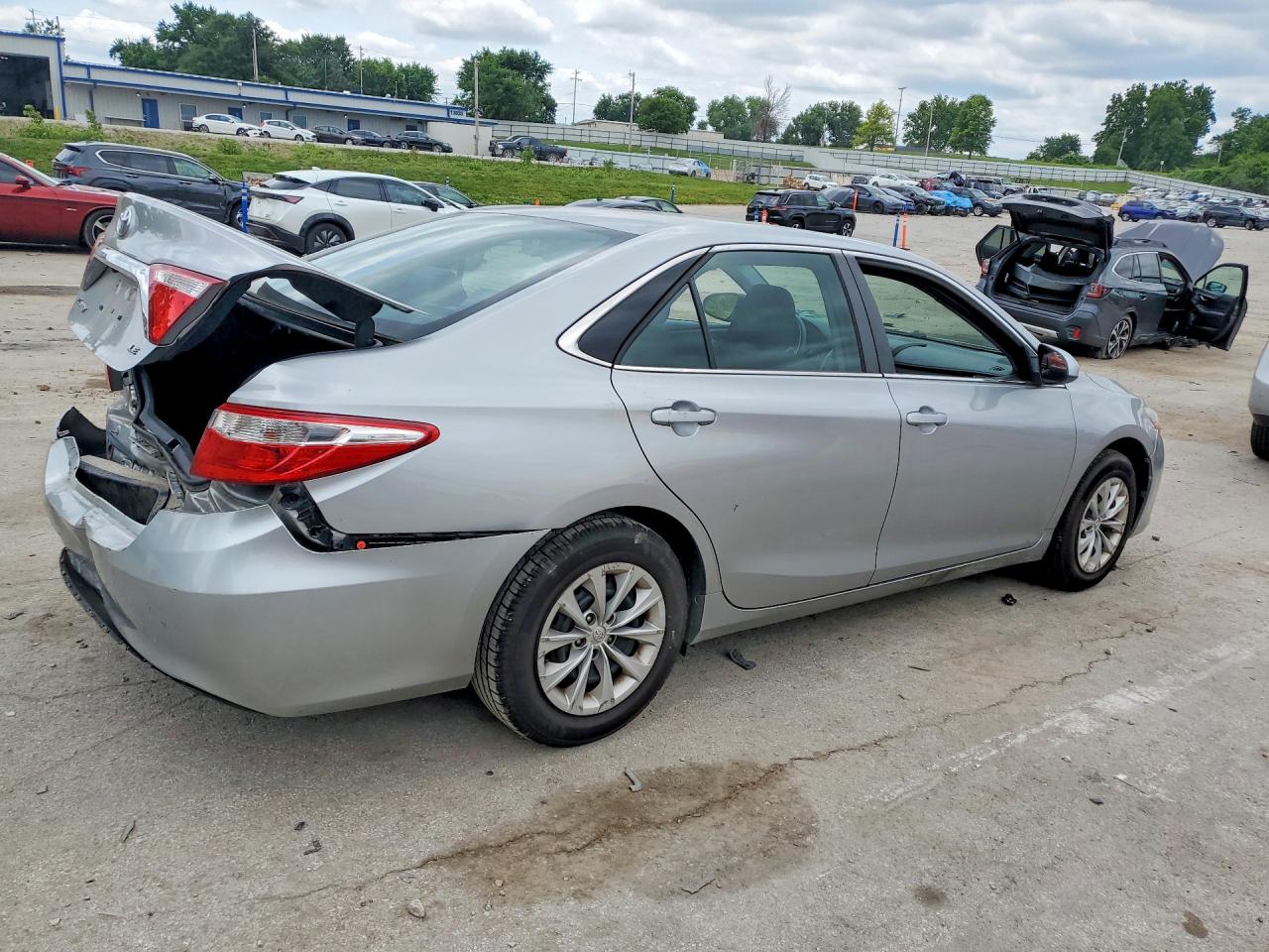 2017 TOYOTA CAMRY LE photo 5