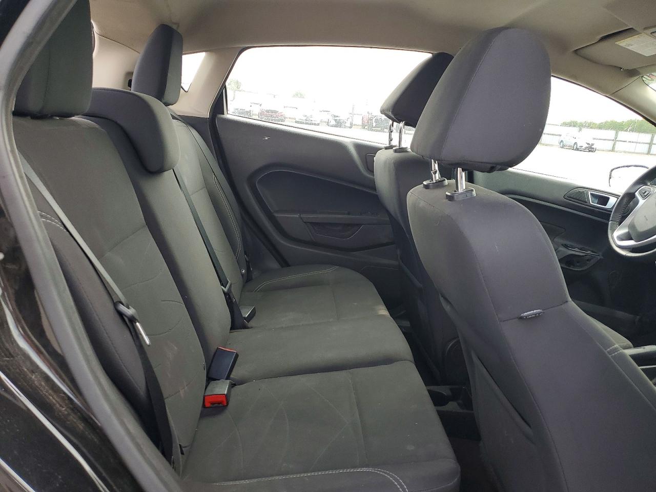 2015 FORD FIESTA SE photo 19