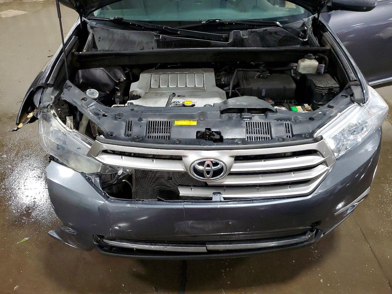 2013 TOYOTA HIGHLANDER SE photo 33