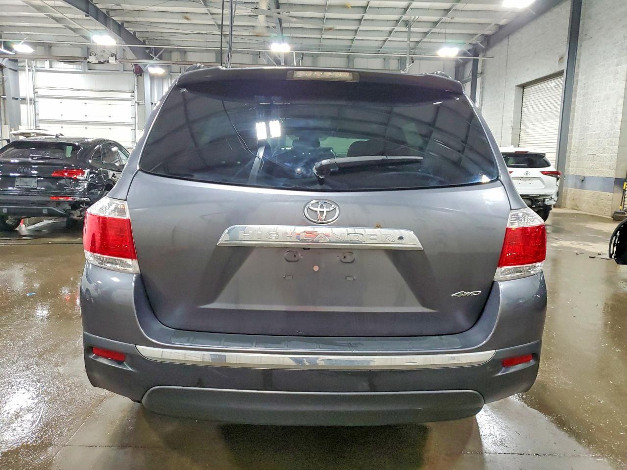 2013 TOYOTA HIGHLANDER SE photo 16