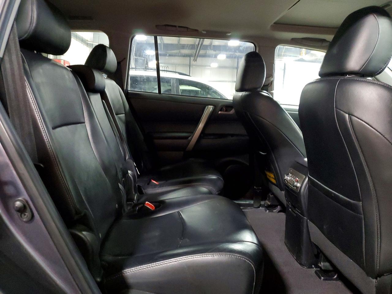2013 TOYOTA HIGHLANDER SE photo 30