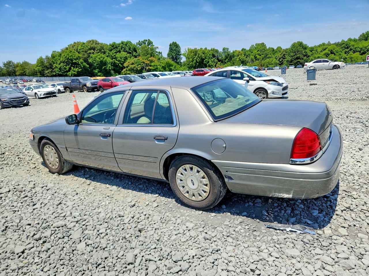 2004 FORD CROWN VICTORIA photo 2