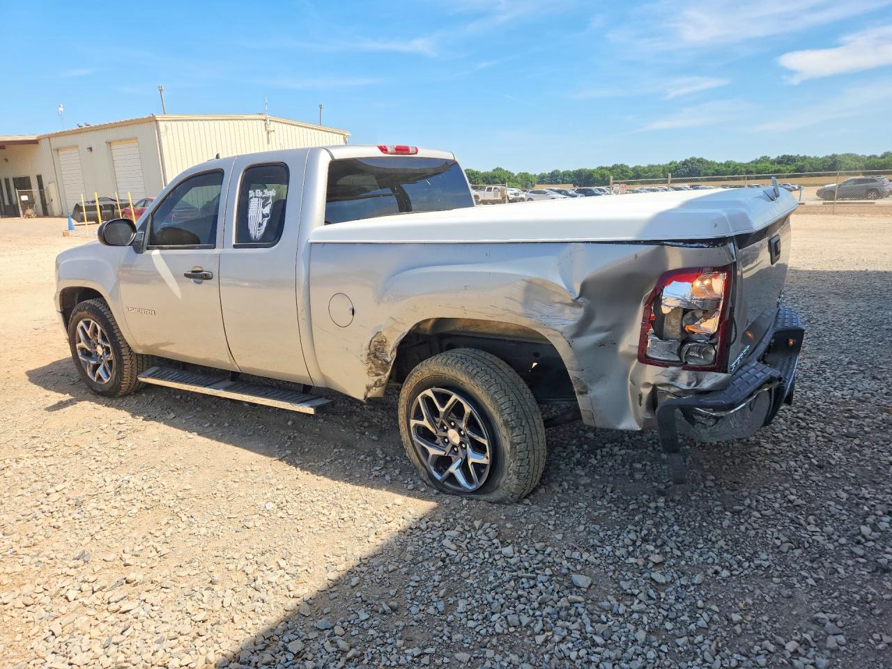 2007 GMC NEW SIERRA C1500 photo 2