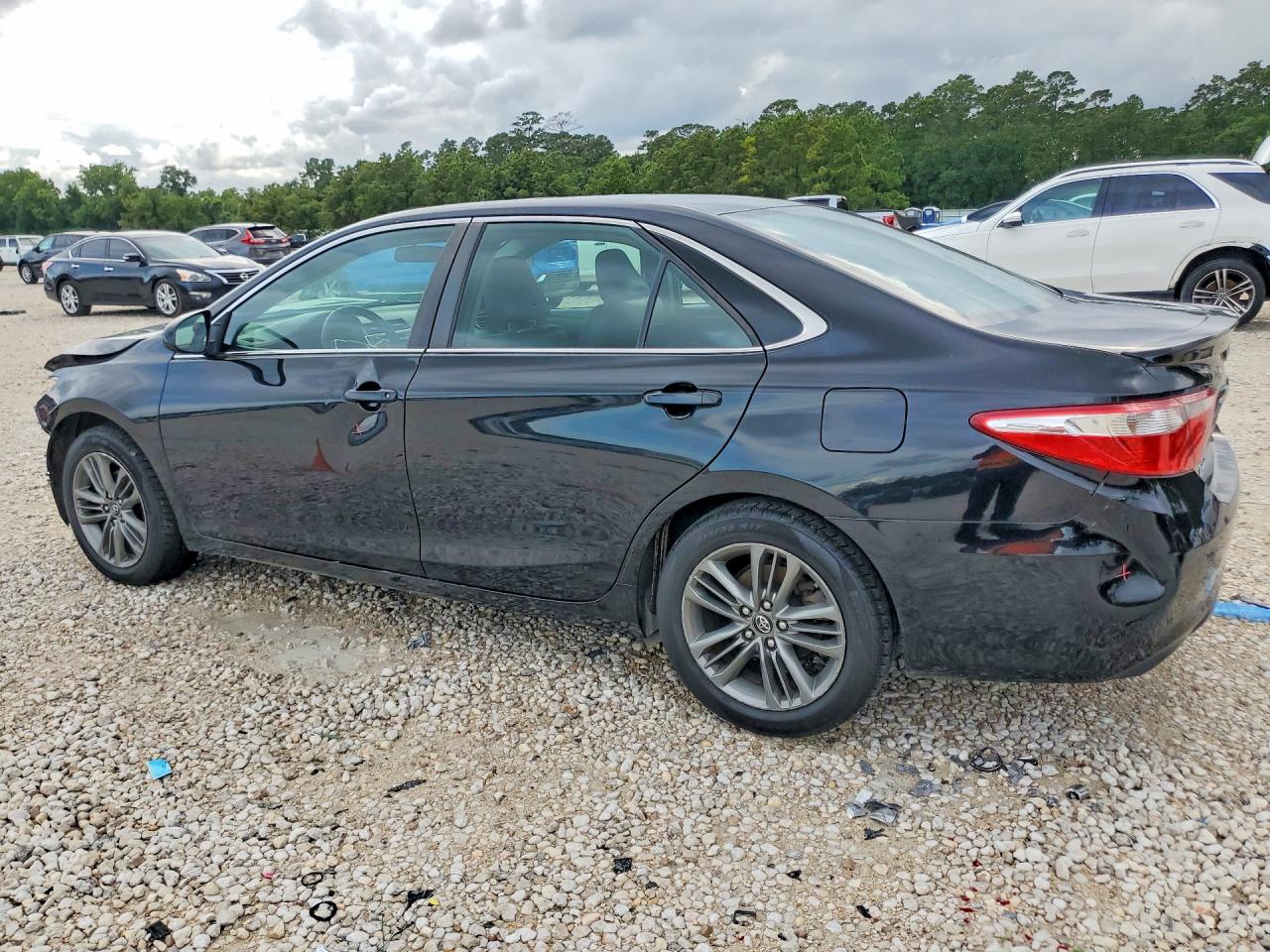 2017 TOYOTA CAMRY SE photo 4