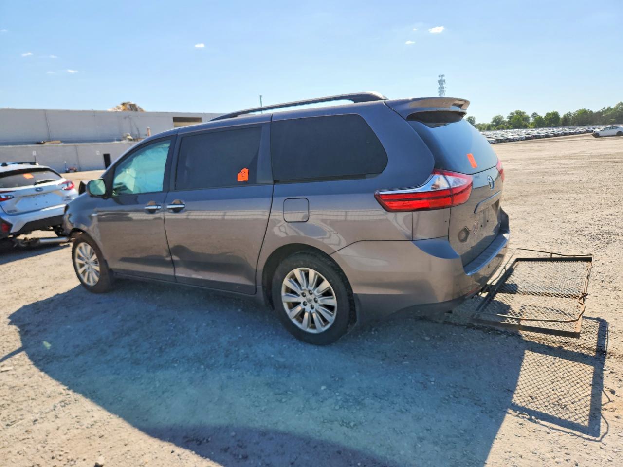 2016 TOYOTA SIENNA XLE PREMIUM 7-PASSENGER photo 3