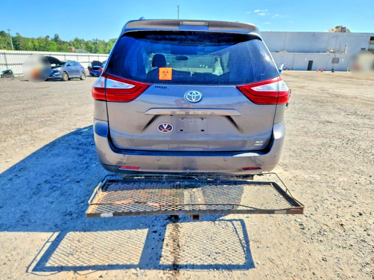 2016 TOYOTA SIENNA XLE PREMIUM 7-PASSENGER photo 11
