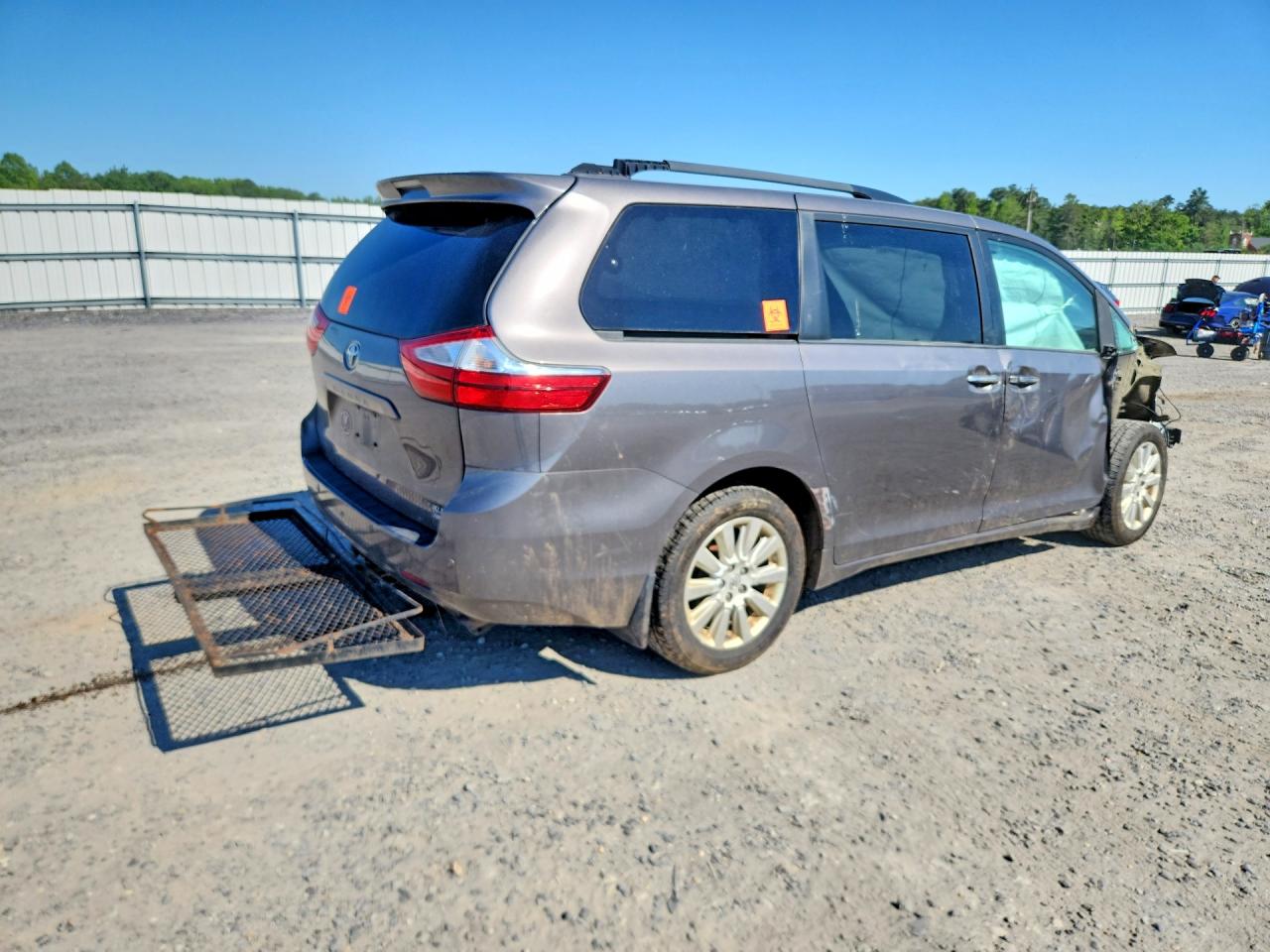 2016 TOYOTA SIENNA XLE PREMIUM 7-PASSENGER photo 5