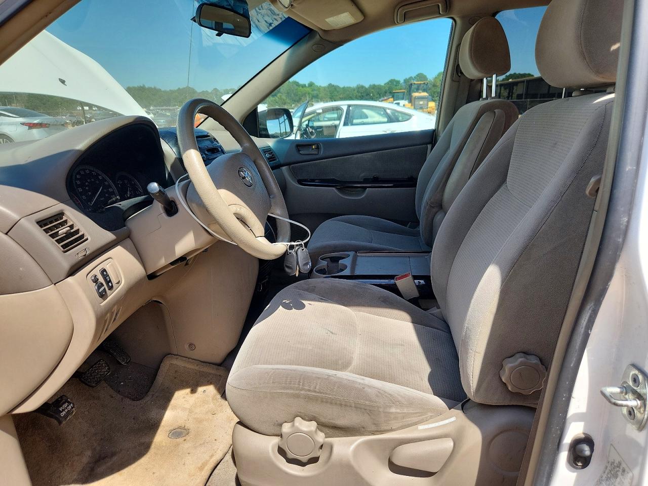2004 TOYOTA SIENNA LE 7 PASSENGER photo 13