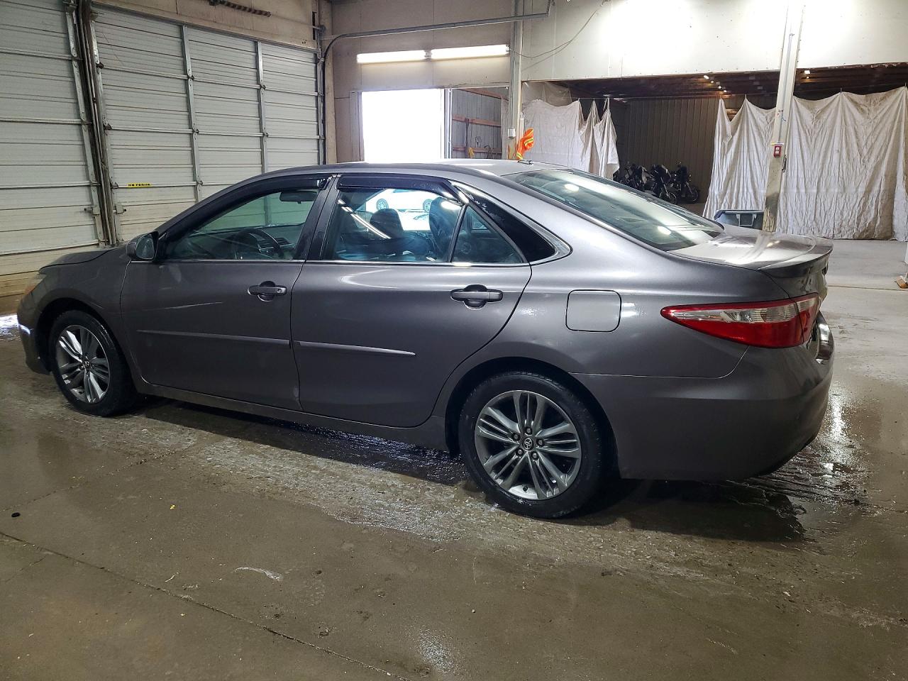 2017 TOYOTA CAMRY SE photo 4