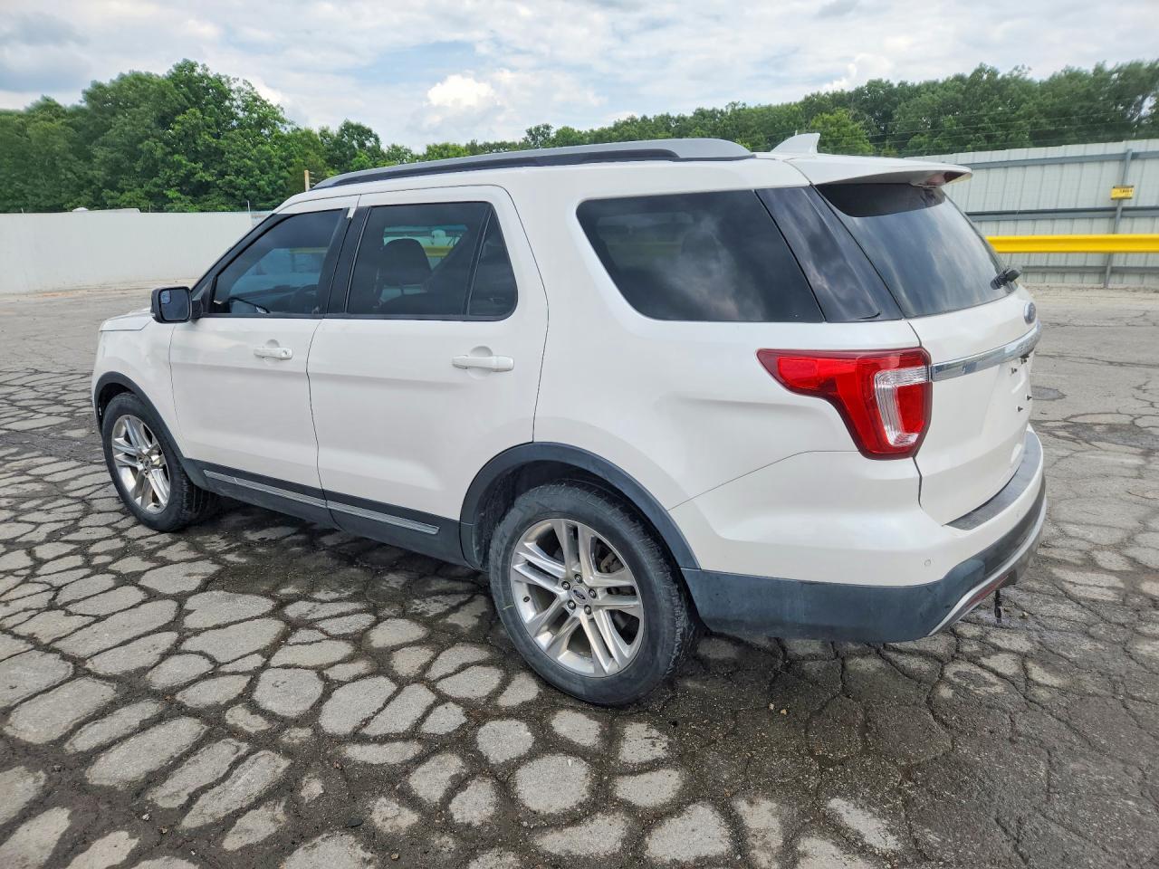 2016 FORD EXPLORER XLT photo 3