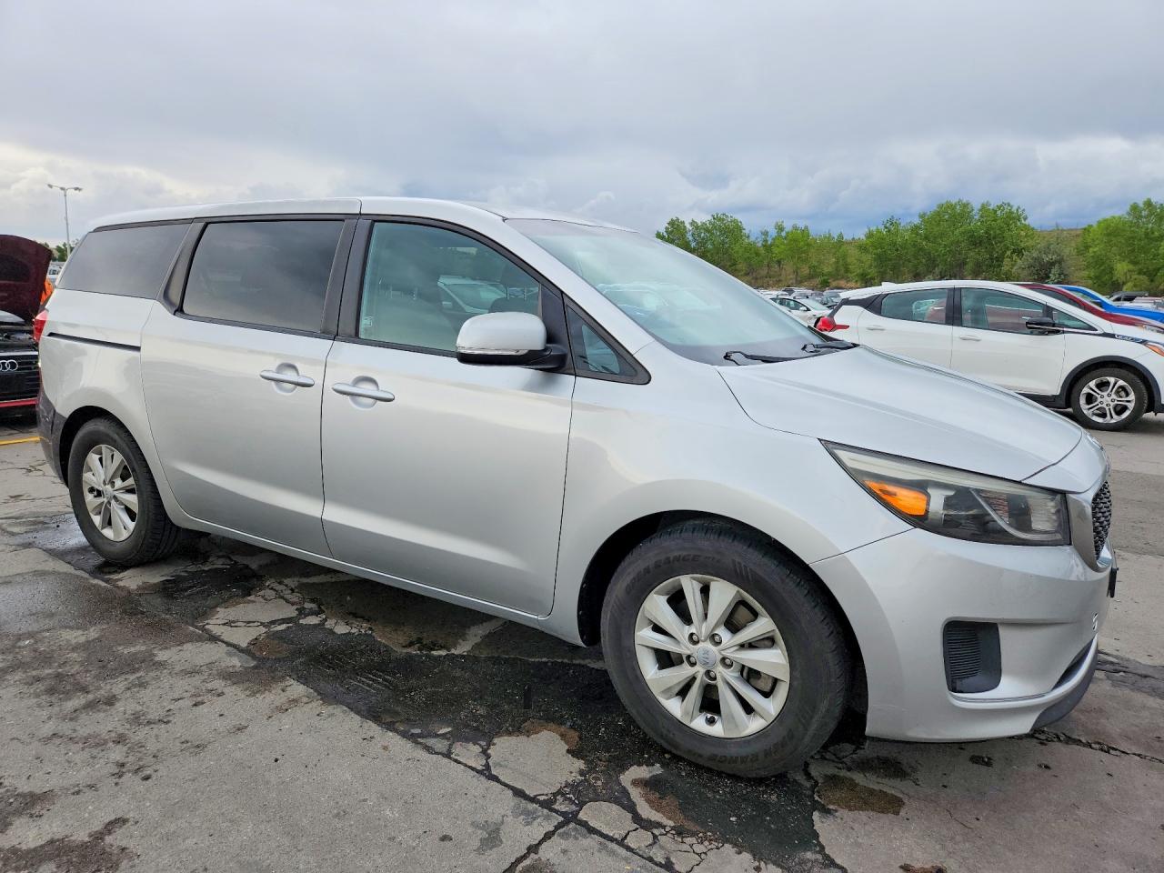 2017 KIA SEDONA LX photo 4