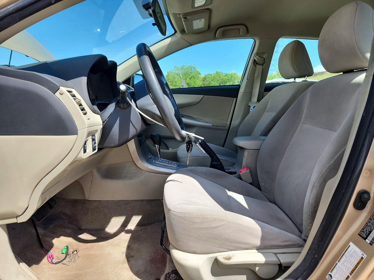 2011 TOYOTA COROLLA LE photo 13