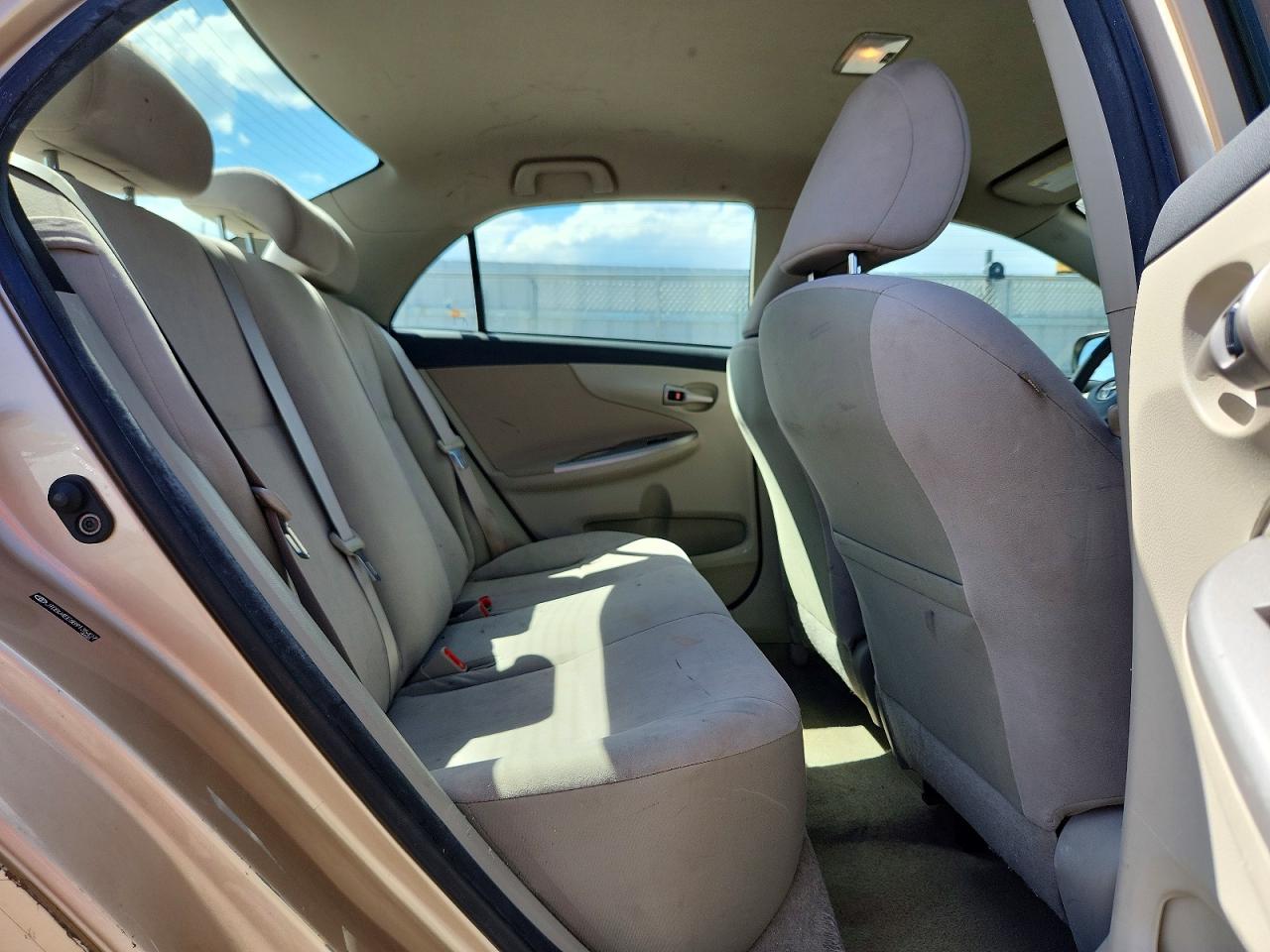 2011 TOYOTA COROLLA LE photo 19