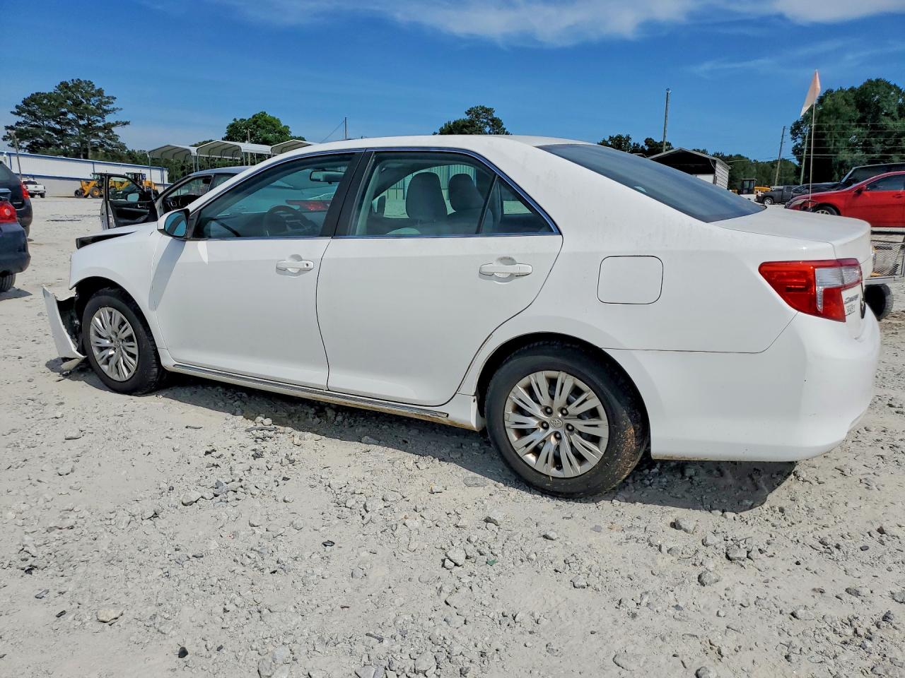 2013 TOYOTA CAMRY LE photo 3