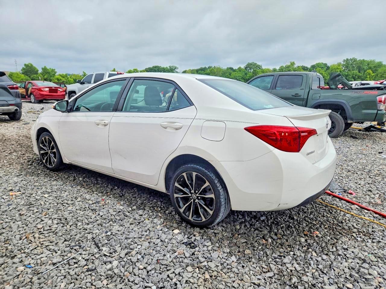 2018 TOYOTA COROLLA SE photo 3