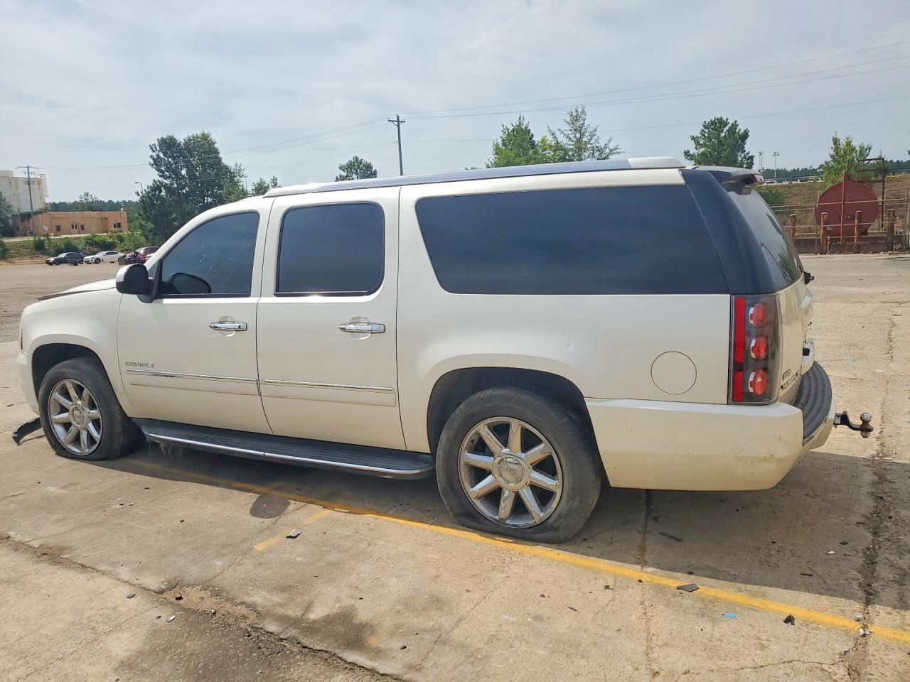 2011 GMC YUKON XL DENALI photo 4