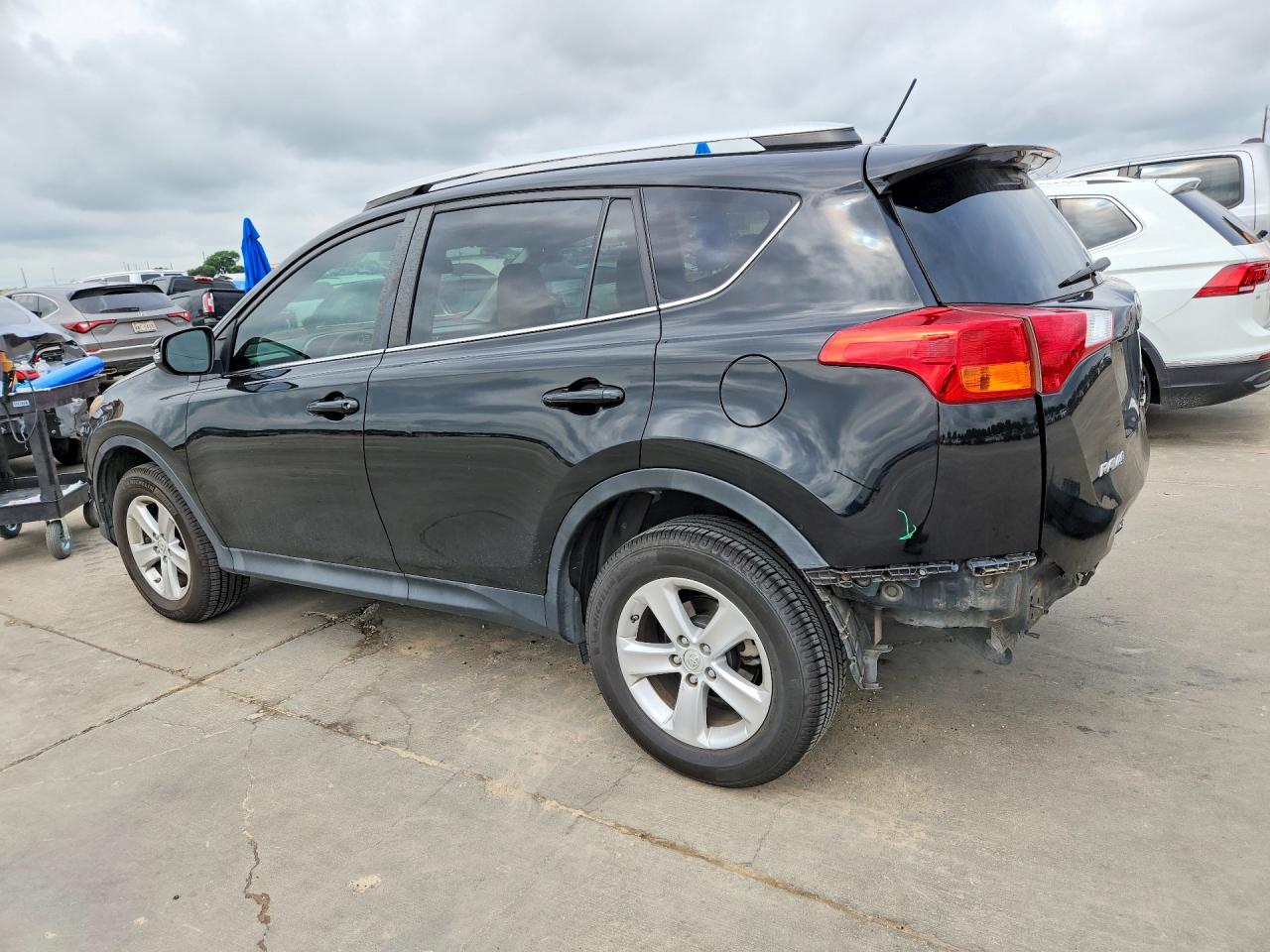 2013 TOYOTA RAV4 XLE photo 4