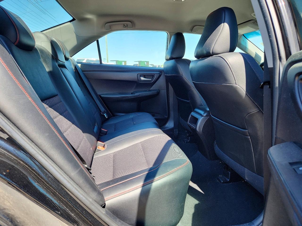 2016 TOYOTA CAMRY SE photo 19