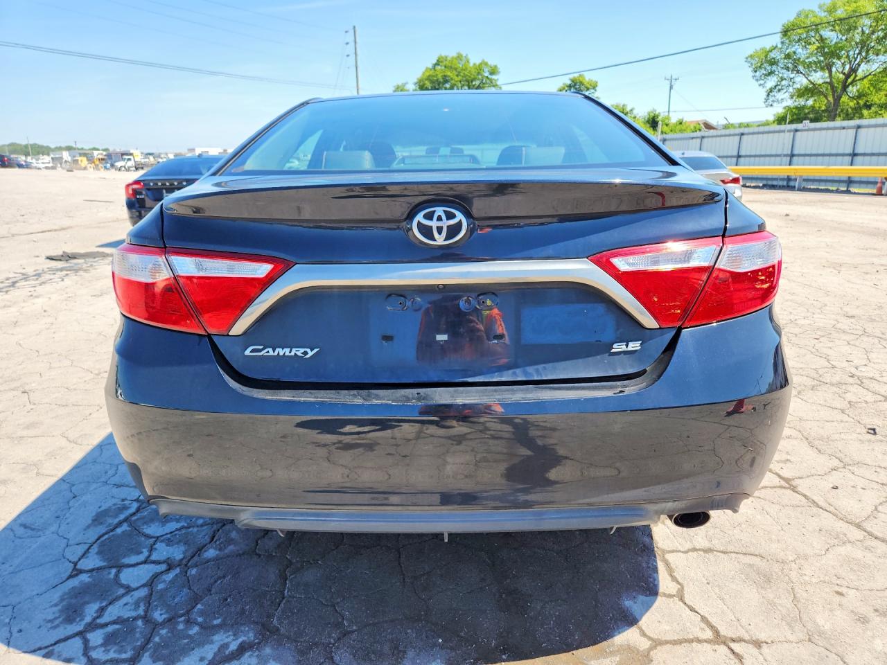2016 TOYOTA CAMRY SE photo 11