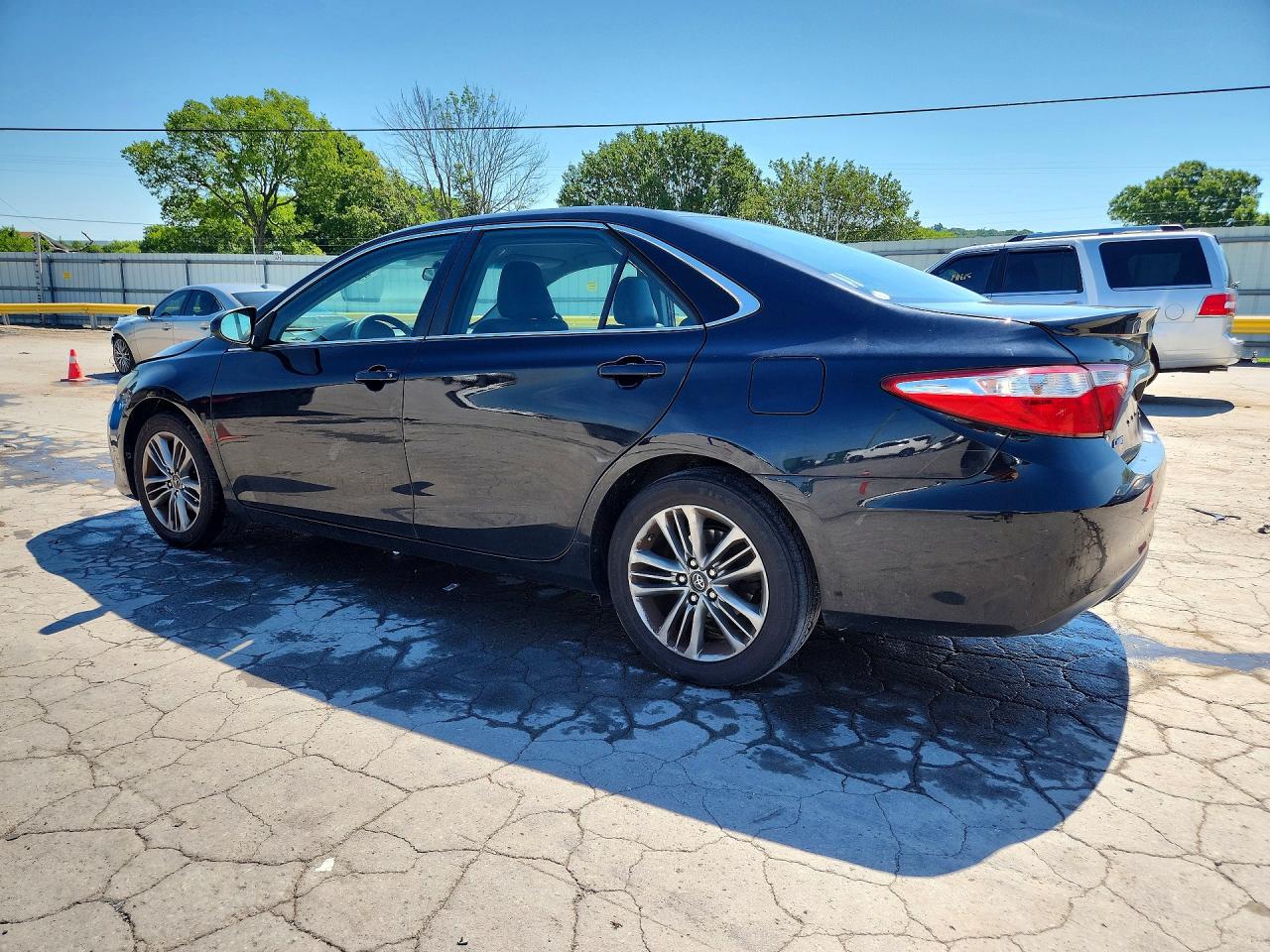 2016 TOYOTA CAMRY SE photo 3