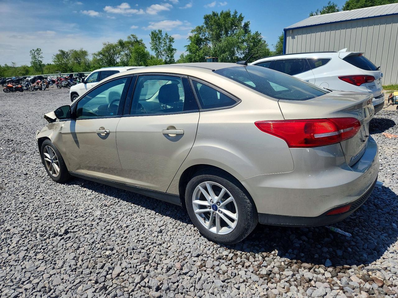 2017 FORD FOCUS SE photo 4