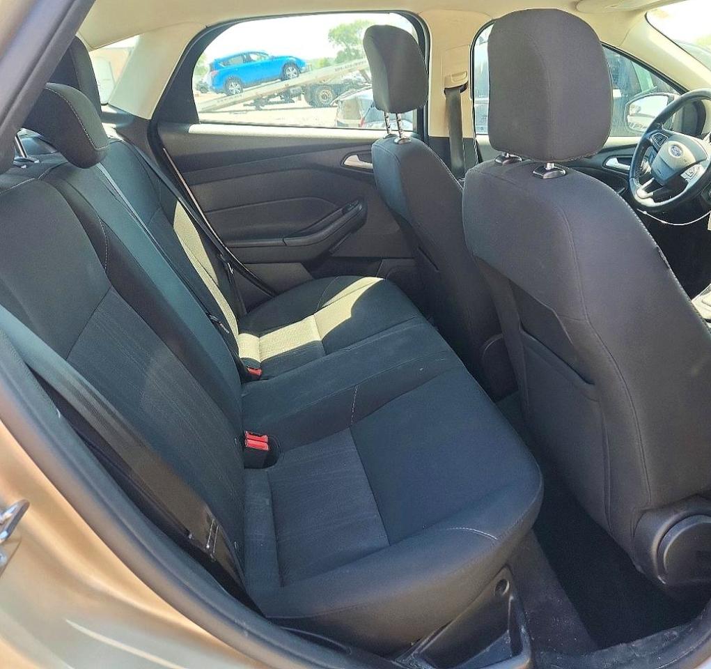 2017 FORD FOCUS SE photo 28