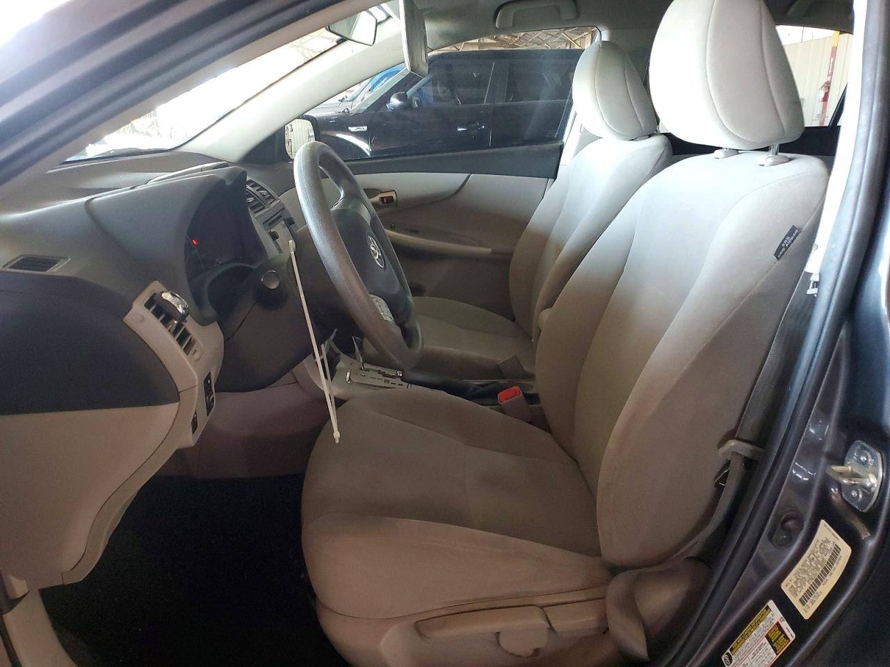2013 TOYOTA COROLLA LE photo 19