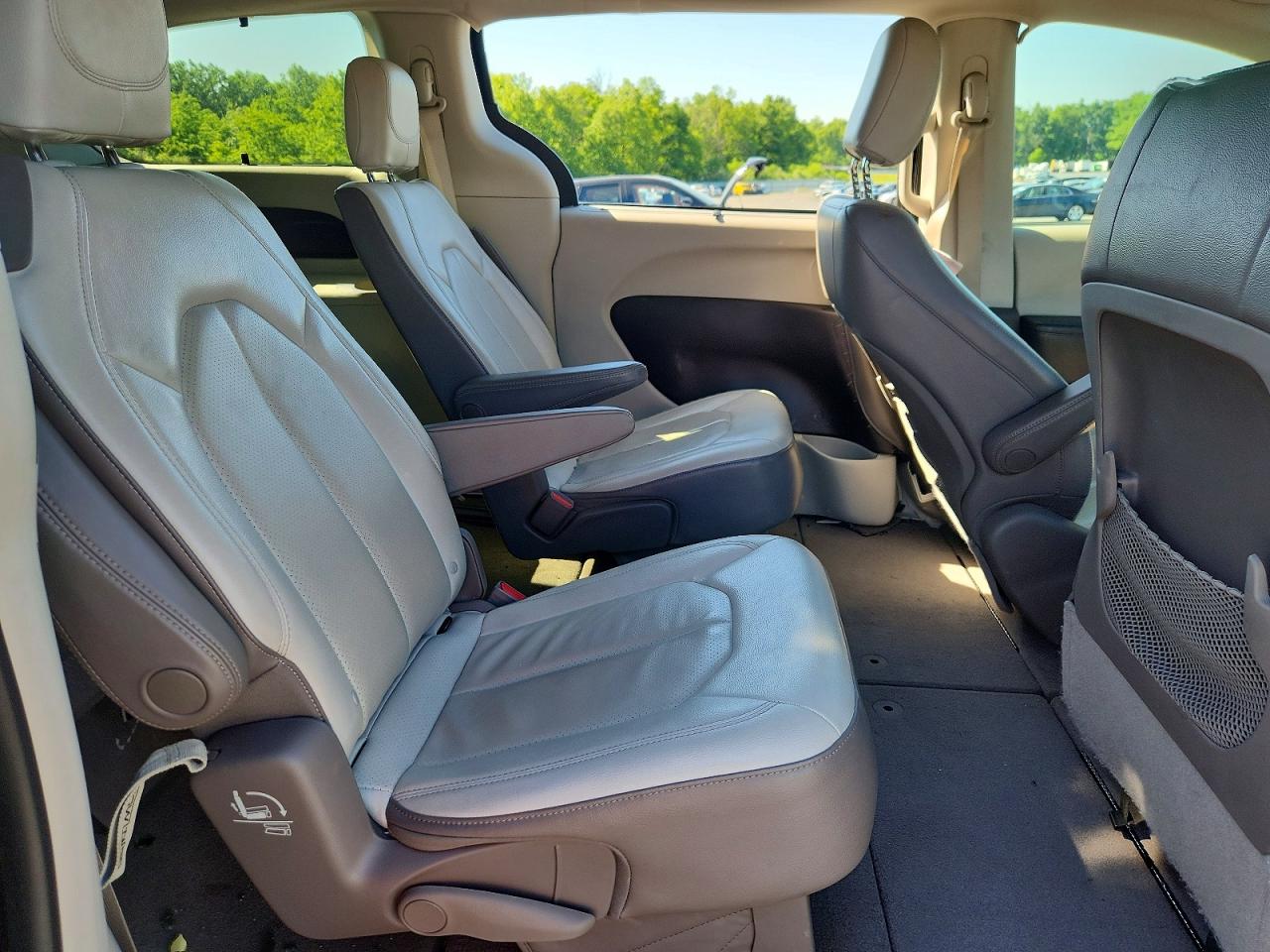 2019 CHRYSLER PACIFICA TOURING L photo 31