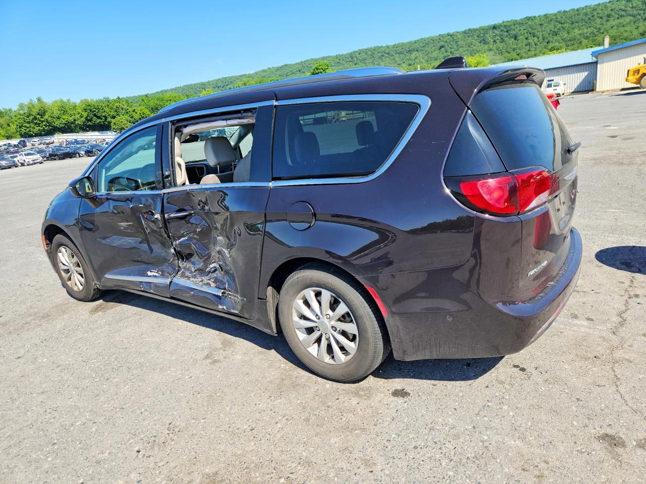 2019 CHRYSLER PACIFICA TOURING L photo 4