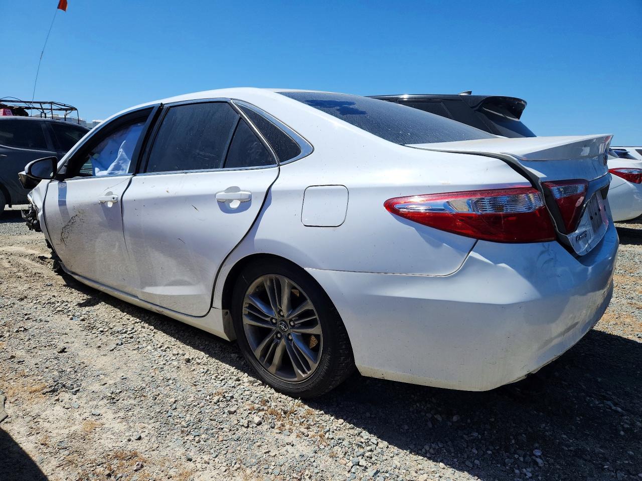2017 TOYOTA CAMRY SE photo 3