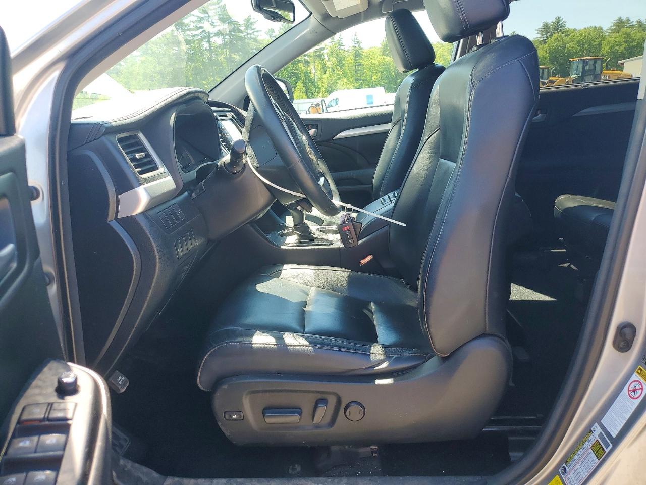 2016 TOYOTA HIGHLANDER XLE photo 13
