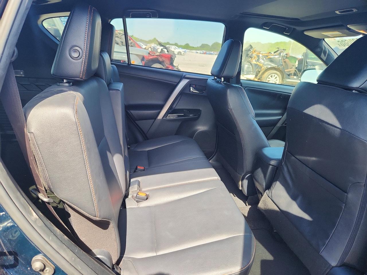 2018 TOYOTA RAV4 SE photo 10